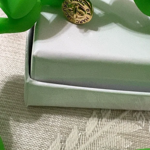 Marc by Marc Jacobs Toucan Green Twisted Bracelet - Picture 3 of 3